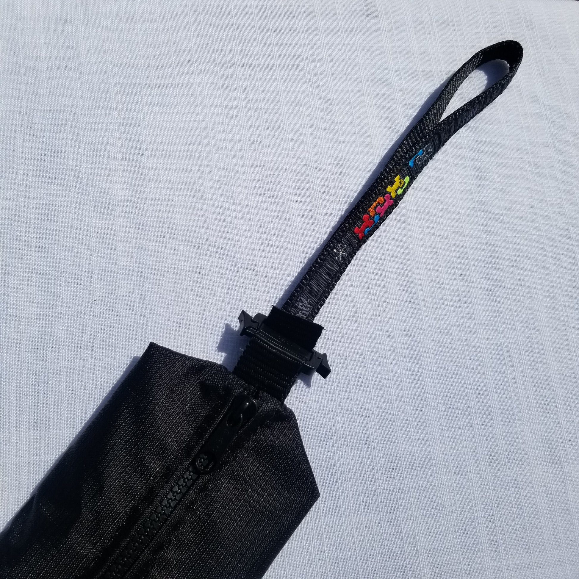 Little helper pouch attached to leash